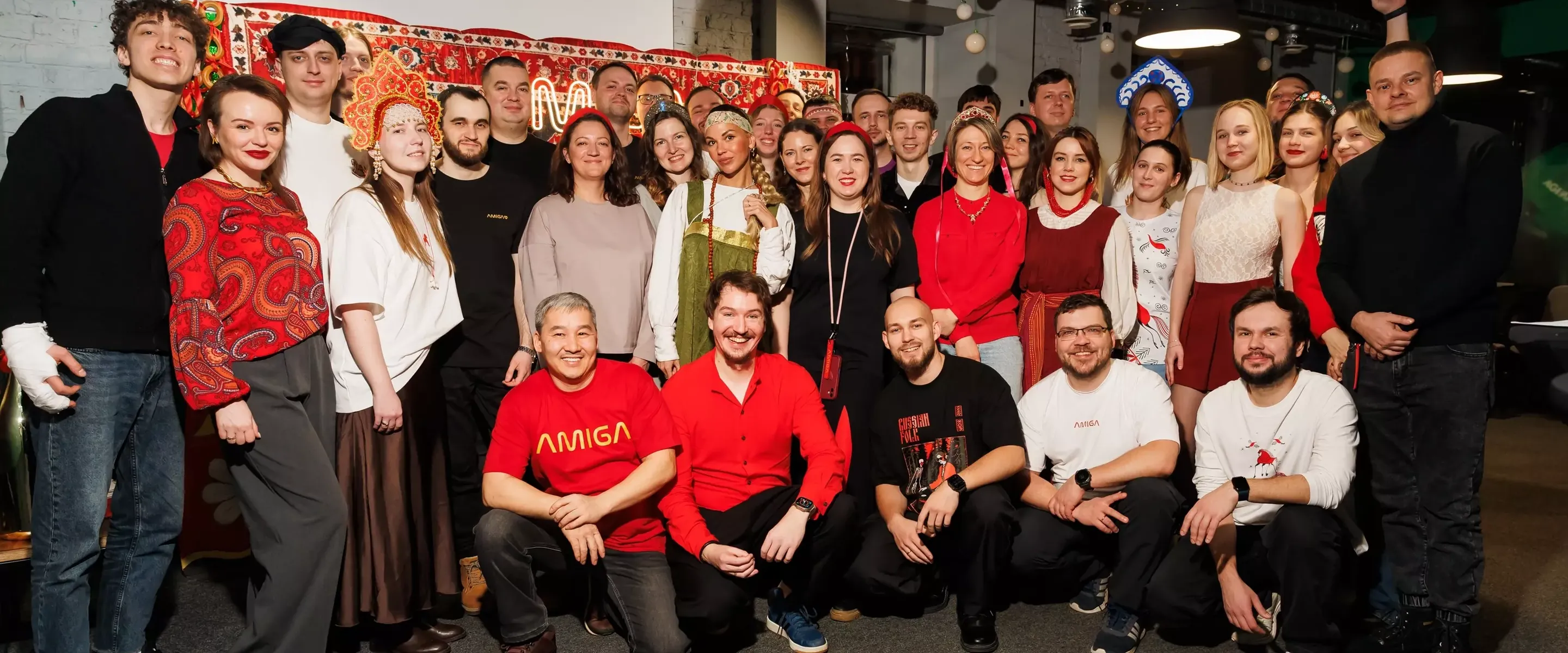 Команда Amiga — агентства продуктовой разработки — на общем фото 2026 года